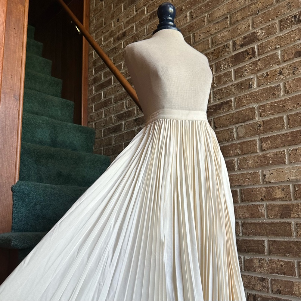 Elegant Cream Pleated Maxi Skirt